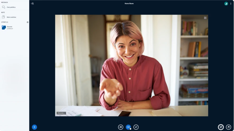 Interfaccia della piattaforma e-learning Theta e-learning. Colonna con azioni effettuabili, sulla sinistra, dentro una cornice nera la docente, che porta i capelli biondo rosa sotto le orecchie e indossa una camicia rossa, sorride e porge la mano verso lo schermo.