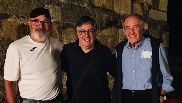 Bepi Vigna incontra a Villaspeciosa due grandi portieri, detentori di record. A sinistra: Gian Paolo Grudina, solo sette reti in 32 partite giocate col Livorno, nel campionato 1983-1984 (nessuno ha fatto meglio nei campionati professionistici); a destra, Adriano Reginato, che detiene ancora il record di imbattibilità nelle partite di inizio campionato, con 712 minuti (serie A 1966.67).