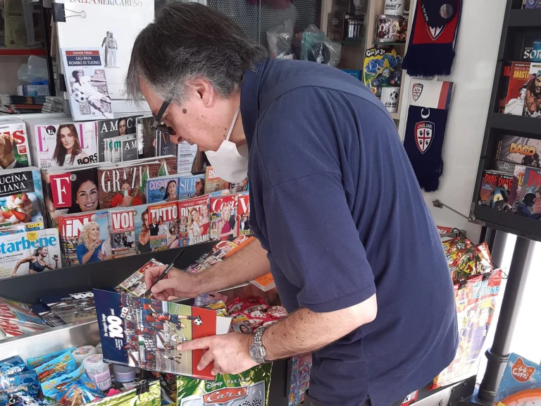 Bepi Vigna presso Edicola Zenga, firma le copie dell'Albo per i tifosi.