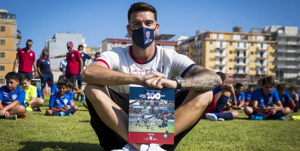 Luca Ceppitelli con in mano una copia del fumetto, durante il Summer Camp del Cagliari Calcio, organizzato da Sardinia Sport Event.