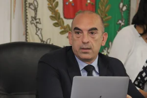 Prof.Emilio Ghiani UNICA. Indossa giacca e cravatta scure, porta i capelli rasati