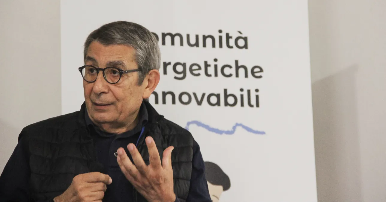 Salvatore Sanna, vicesindaco Quartu S.E. parla al microfono durante incontro CER Sardegna. Ha corti capelli grigi e gli occhiali