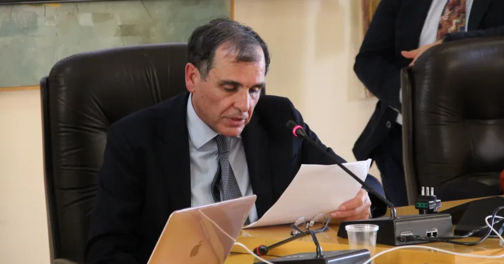 L'Assessore ai Lavori pubblici di Macomer, Aldo Demontis, durante il seminario CER Sardegna del 5 dicembre 2024 - È seduto, indossa giacca e cravatta scura su camicia chiara. Sosor