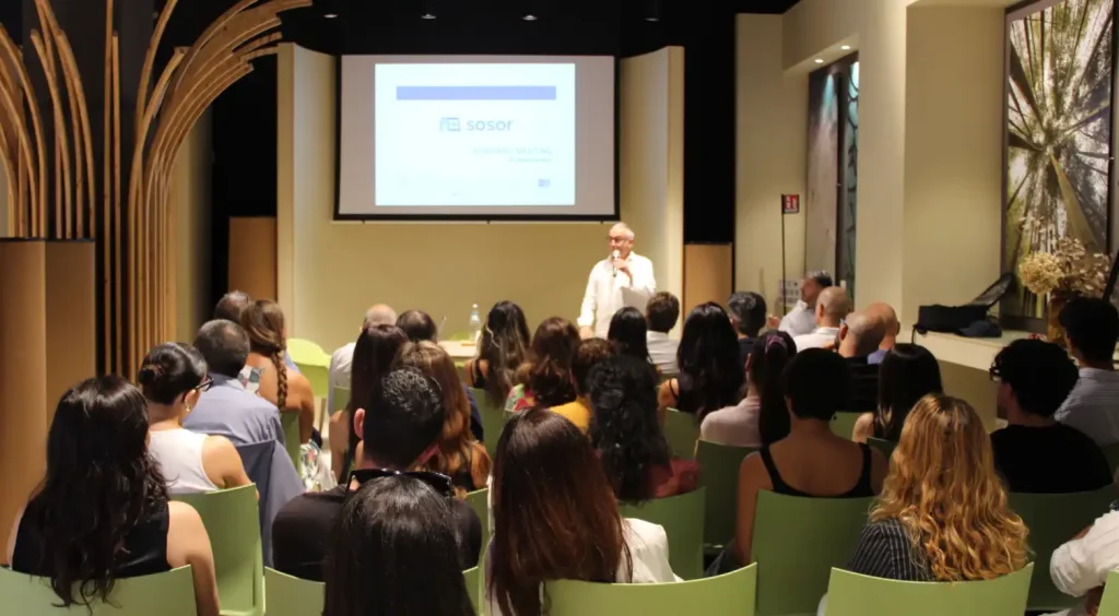 Le/i dipendenti Sosor ascoltano il presidente Alessandro Manunta che parla al microfono