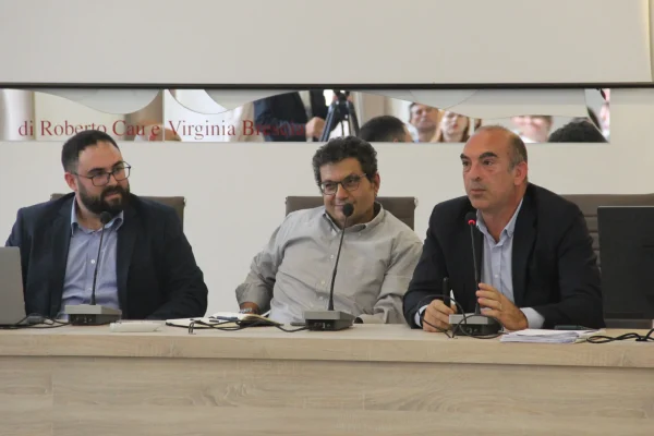 Un momento del seminario CER Sardegna a Lanusei sulla transizione energetica. Da sinistra a destra, il digital innovation manager Riccardo Raccis (Sosor GPI), l'avv. Michele Loche, prof. Emilio Ghiani