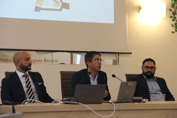 Un momento del seminario CER Sardegna a Lanusei sulla transizione energetica. Da sinistra a destra, l'architetto Federico Fadda, il digital innovation manager Riccardo Raccis (Sosor GPI)