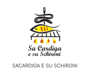 Logo Sa Cardiga e su Schironi. Anguilla nera stilizzata infilzata su spiedo, pesce giallo e arancio stilizzato su graticola nera alimentata da fuoco giallo e rosso. Scritta nera Sa Cardiga e su Schironi grassetta. In basso, scritta Sa Cardiga e Su Schironi nera sottile